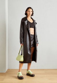 UGG CORA - Platvormsandaalid - caterpillar