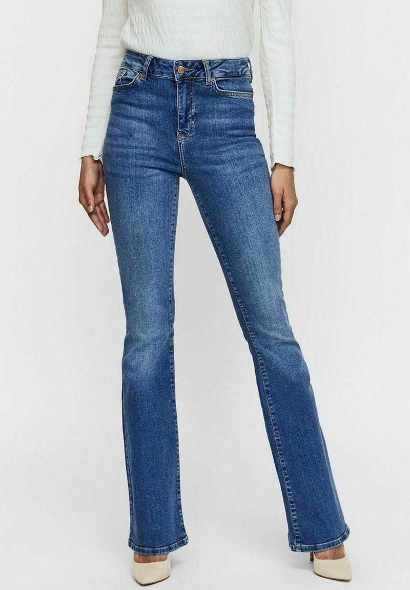 Jean en denim évasé dans un bleu moyen. Présente un style à cinq poches classique, une taille haute et une texture subtile.