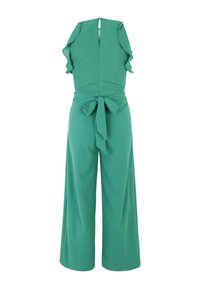 Ærmeløs grøn jumpsuit med flæsedetaljer ved skuldrene, lynlås bagpå, bukser med vide ben og et bundet bælte i taljen.