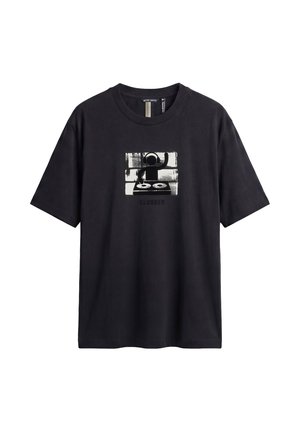 Zwart T-shirt met korte mouwen met een witte afbeelding van een draaitafel en het woord "CLUBBER" eronder in zwart gedrukt.