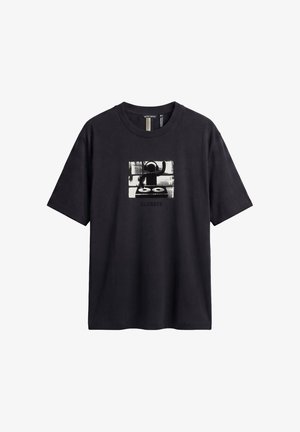 Zwart T-shirt met korte mouwen met een witte afbeelding van een draaitafel en het woord "CLUBBER" eronder in zwart gedrukt.