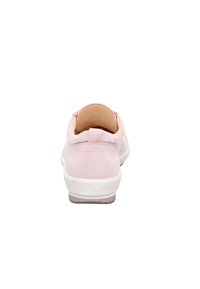 Różowe zamszowe trampki o miękkiej fakturze, zaokrąglonym kształcie i białej gumowej podeszwie. Minimalistyczny design z niskim krojem i subtelnymi detalami szwów.