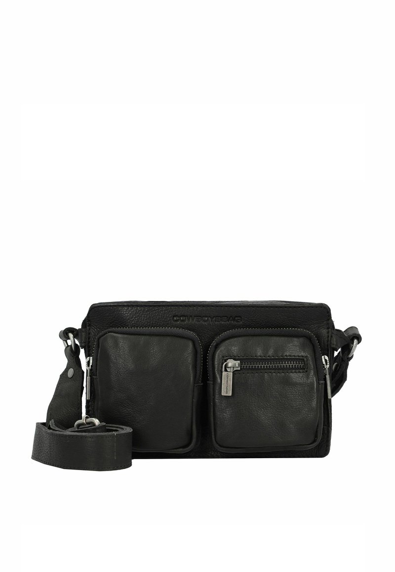 Borsa a tracolla in pelle nera con due tasche frontali con zip, tracolla regolabile, finitura testurizzata e dettaglio del logo sulla parte superiore. Design compatto.
