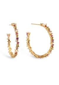 Boucles d'oreilles en or en forme de hoop avec un design texturé, ornées de pierres colorées comprenant du rose, du violet et du vert. Des accents pointus sont également présents.