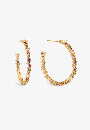 Pendientes de aro de oro con un diseño texturizado, adornados con coloridas piedras preciosas que incluyen rosa, púrpura y verde. Incluyen acentos punzantes.