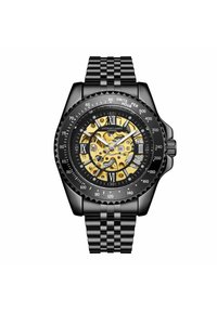 Zwarte roestvrijstalen horloge met een skeletdial die de goudkleurige mechanica onthult, zilveren indexen en een geweven armband. Zwarte bezel met markeringen.