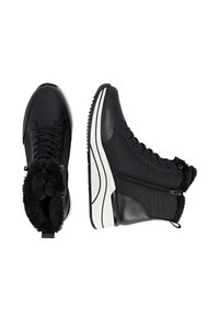 Schwarze Knöchelstiefel mit Kunstpelzfutter, Obermaterial aus Leder und Stoff, runde Zehenform, Schnürung vorne, seitlicher Reißverschluss, dicke weiße Sohle mit strukturiertem Rand.