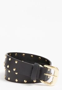 Czarny skórzany pasek z ozdobami w złotym kolorze i kwadratową klamrą. Pasek jest gruby, gładki w dotyku, z logo umieszczonym obok klamry.