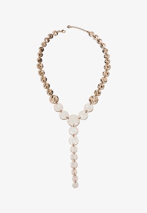 Halskæde med vekslende strukturerede guldskiver og glansfulde hvide cirkulære vedhæng, med en lang hvid vedhængsstreng i midten.