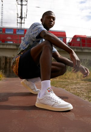 SUPER COURT SPORTS INSPIRED SHOES - Zapatillas - footwear white/offwhite