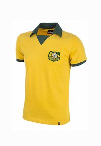 Geel poloshirt met een groene kraag en mouwen. Bevat een groen en geel embleem op de borst. Gemaakt van katoen.