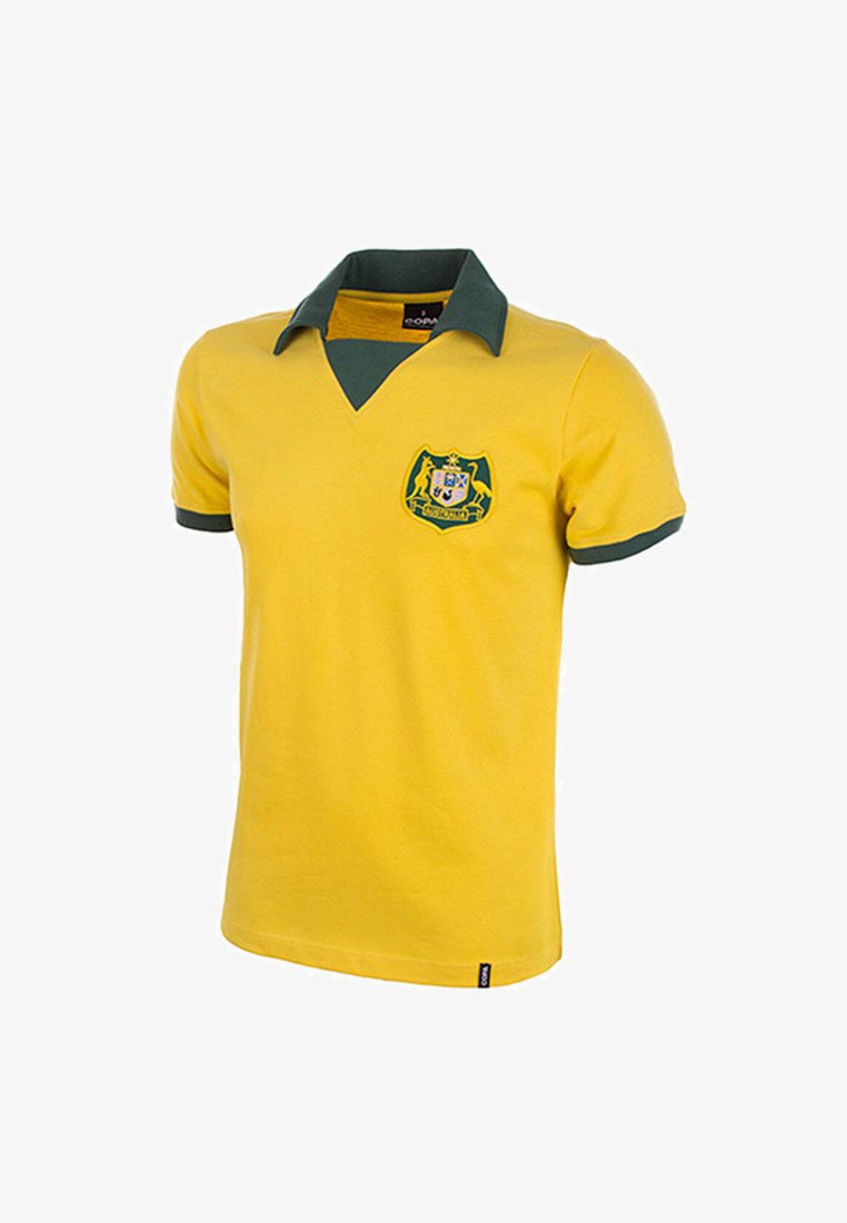 Geel poloshirt met een groene kraag en mouwen. Bevat een groen en geel embleem op de borst. Gemaakt van katoen.