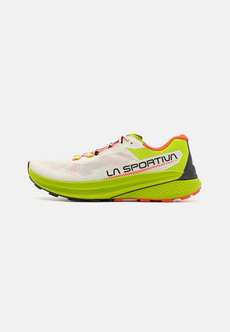 Scarpa da corsa con tomaia in rete bianca, accenti verde lime, contrafforte nero e suola arancione brillante; presenta un marchio audace.