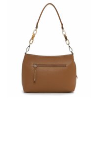 Hnědá kožená kabelka přes rameno s texturovaným povrchem, která má zakřivený tvar, přední kapsu na zip a řetízkový prvek na popruhu.