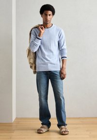 Scotch & Soda REGULAR FIT CREW NECK - Jersey de punto - faded denim melange