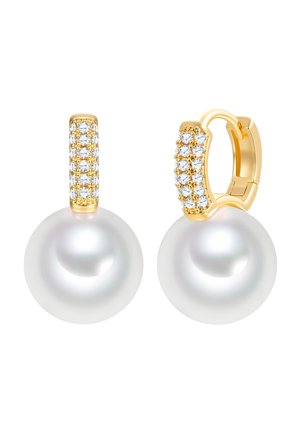 Gouden oorringen met grote witte parels en rijen van kleine sprankelende diamanten aan de bovenkant van elke oorring.