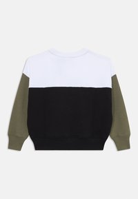 Sweatshirt bicolore avec des sections blanches, noires et vert olive. Poignets et ourlet côtelés, col rond, tissu doux en mélange de coton.