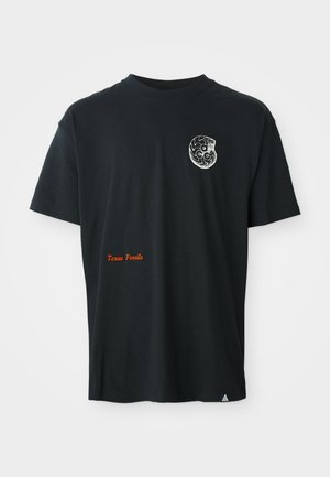 Schwarzes T-Shirt mit kurzen Ärmeln, das auf der Brust eine kleine weiße Fossilgrafik und unten links orangen Text "Texas Fossils" zeigt.