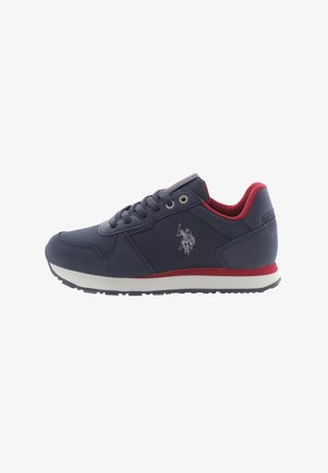 Scarpa sportiva blu navy in tessuto con dettagli rossi, presenta una chiusura con lacci, colletto imbottito, dettaglio del logo e una suola intermedia spessa di colore bianco.