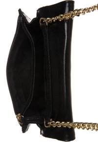 Czarna skórzana torebka z otwartym wnętrzem na zamek błyskawiczny i złotym łańcuszkiem na tle białym.