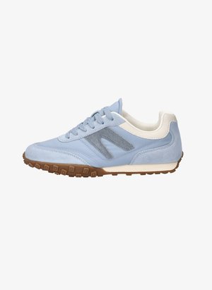 Lichtblauwe sneaker met suède en leren details, veters aan de voorkant, witte kraag, grijs logo aan de zijkant en bruine rubberen zool met profiel.