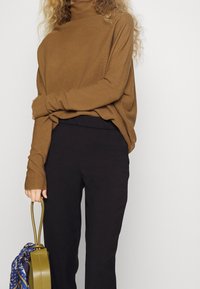DRYKORN Kalhoty - black
