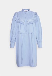 Ljusblå klänning med texturerad tyg, med en krage med spetskant, knäppning fram, långa ärmar och midjeband.