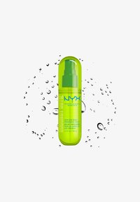 Grön NYX Professional Makeup hår- och kroppsdofttölj med vattendroppar på vit bakgrund.