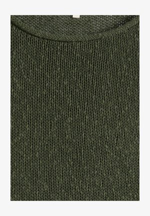 Gros plan sur un tissu tricoté vert montrant des mailles verticales côtelées détaillées avec un bord de col texturé.