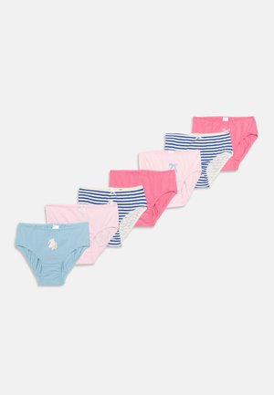 Sept paires de sous-vêtements pour enfants en bleu pastel, rose, rayé bleu et blanc, et rose uni, disposées en diagonale sur un fond blanc.
