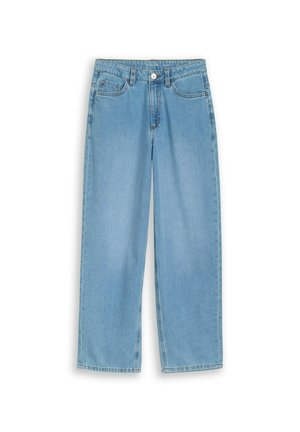 Lichtblauwe, hoge taille, rechte jeans met voorsluiting met knoop en rits, riemlussen en vijfzakkenontwerp, plat uitgevouwen op een witte achtergrond.