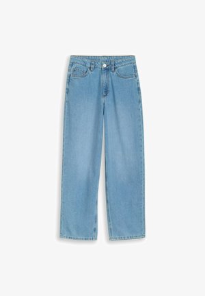 Jean bleu clair taille haute à jambes droites avec bouton frontal, fermeture éclair, passants pour ceinture et design cinq poches, présenté à plat sur un fond blanc.