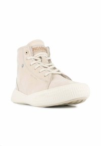 Zapatillas altas en gamuza beige claro con una suela de goma blanca texturizada y cierre tipo cordones. Marcado en la lengüeta y el panel lateral.