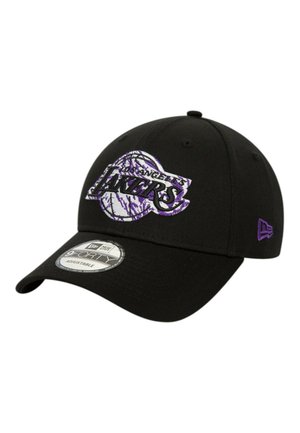 Cappellino da baseball nero regolabile con logo Los Angeles Lakers ricamato in viola e bianco e adesivo del marchio New Era sulla visiera.