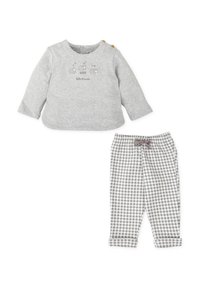 Camiseta gris de manga larga con acentos de botones y diseño de oveja, combinada con pantalones a cuadros en gris y blanco con cordón y puños enrollados.