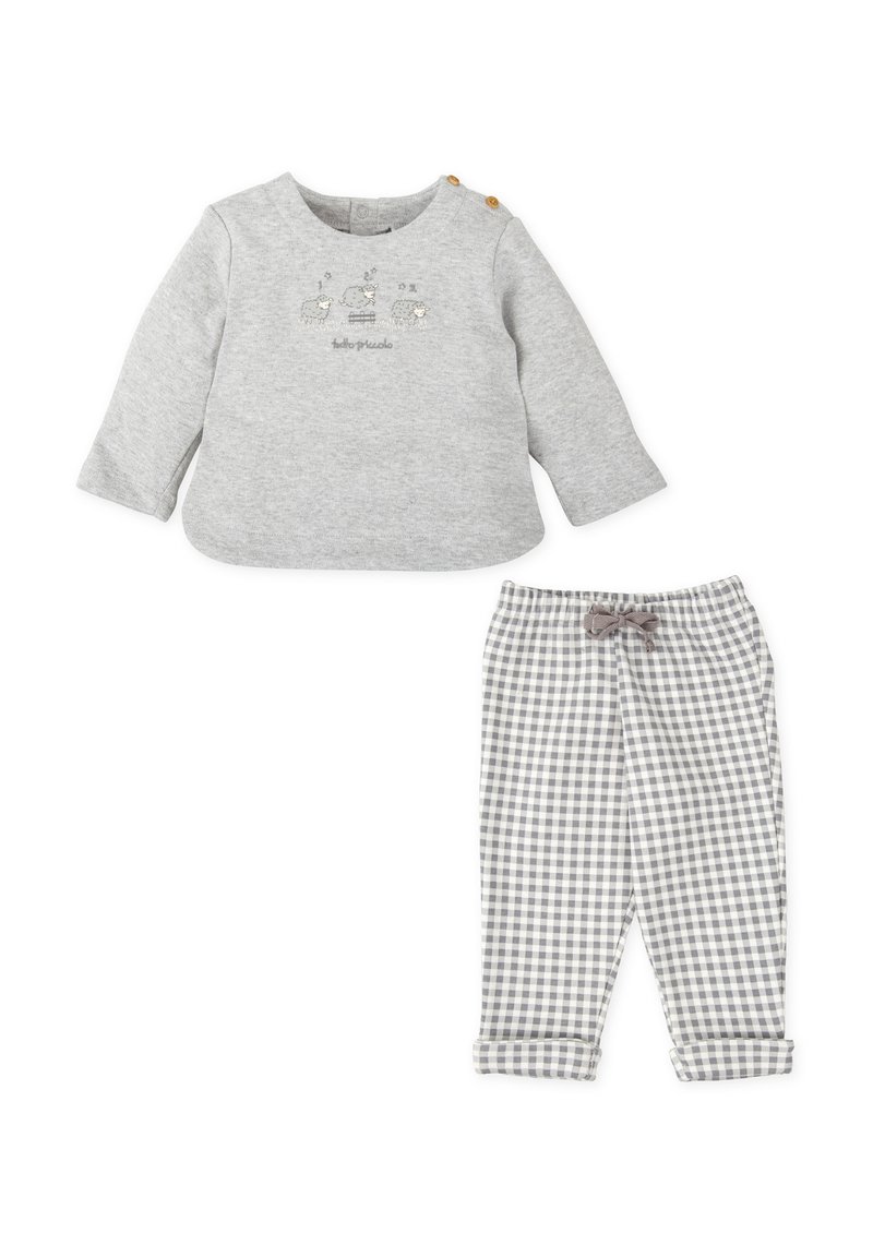 Camiseta gris de manga larga con acentos de botones y diseño de oveja, combinada con pantalones a cuadros en gris y blanco con cordón y puños enrollados.