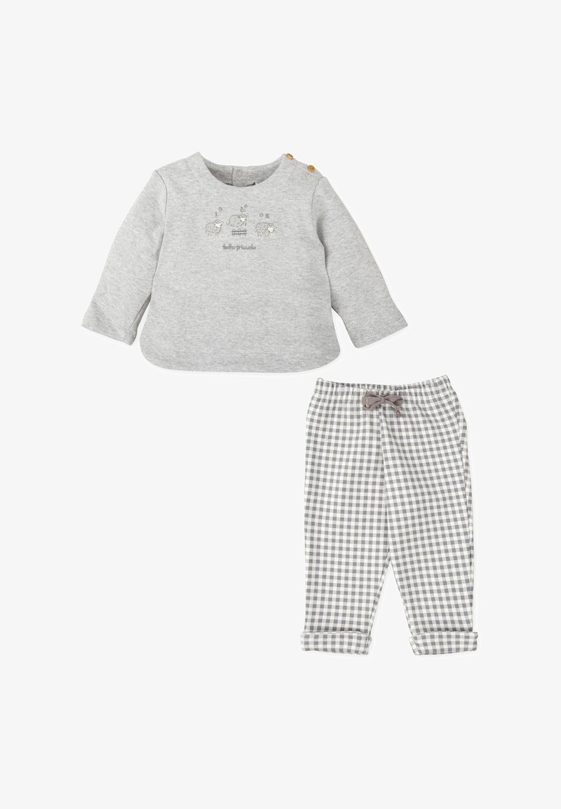 Haut gris à manches longues avec des accents de boutons et un motif de mouton, associé à un pantalon à carreaux gris et blancs avec cordon de serrage et ourlets retroussés.