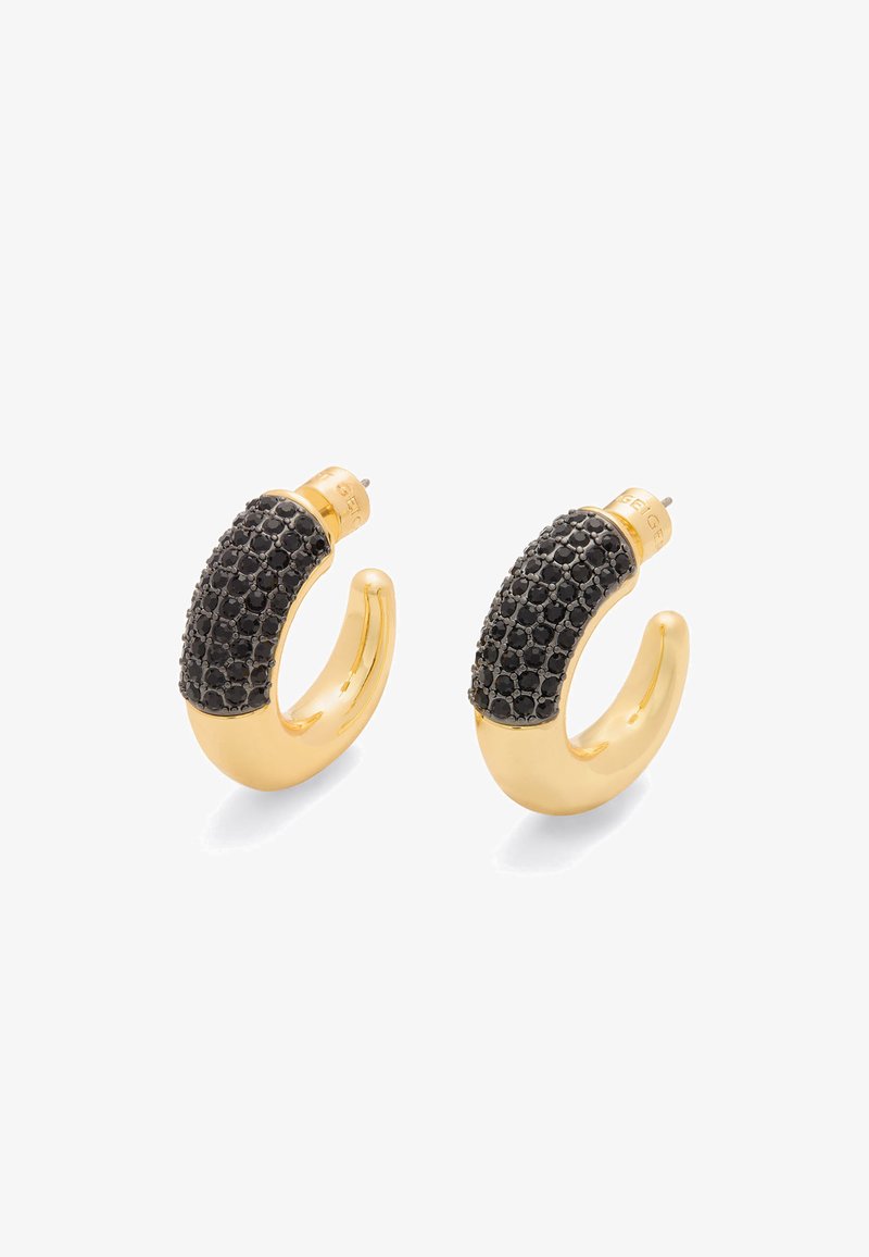 Boucles d'oreilles en or en forme de créole, avec une surface texturée et des embellissements en pierres noires, un design courbé et une finition polie.