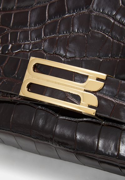 Victoria Beckham BUCKLE MINI CHAIN POUCH LONG STRAP - Vakarsomiņa - espresso