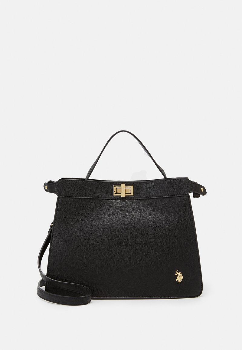 Sac à main en cuir noir avec poignée supérieure, fermeture à boucle dorée, bandoulière réglable et petit logo doré représentant un cheval et son cavalier en bas à droite.