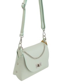 Vaaleanmintunvihreä nahkakäsilaukku, jossa on ketjuviimeistely, kaareva läppä, hopeiset yksityiskohdat ja kaksi vaihtoehtoista olkahihnaa, sekä teksturoitu pinta.