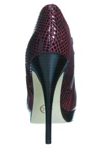 Zapato de tacón alto burdeos con textura de reptil, diseño de punta afilada y un acabado brillante. Presenta un esbelto tacón de aguja negro.