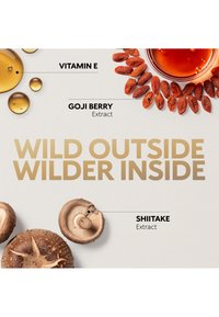 Goji-marjoja, shiitake-sieniä ja hunajapisaroita, joissa on etikettejä, jotka korostavat E-vitamiinia, goji-marjauutetta ja shiitake-uutetta.