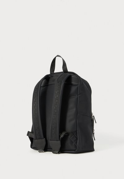 Rucsac negru din material neted, cu bretele căptușite cu un model geometric, mânere superioare și buzunare laterale cu fermoar.