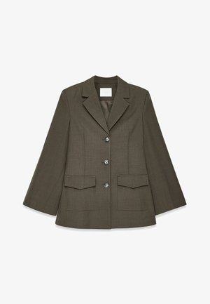 Blazer vert olive avec une coupe ajustée, revers crantés, trois boutons et deux poches avant, fabriqué à partir d'un tissu texturé.