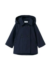 Marinblå regnkappa med huva, dubbelknäppt design, två framfickor och mönstrad foder. Tillverkad av vattentåligt tyg.