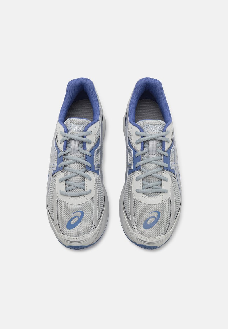 Helltgraue Sportschuhe mit blauen Akzenten, aus Netzmaterial, mit abgerundeter Zehenpartie, gepolstertem Kragen und flachen Schnürsenkeln. Mit einem Logo an der Seite.
