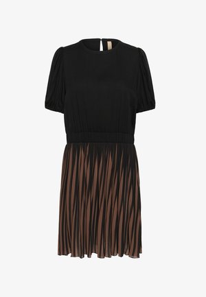 Fekete rövid ujjú ruha, fodros, ráncolt puffos ujjakkal, testhez simuló derékrésszel és pliszírozott szoknyával, amelyen függőleges barna és fekete csíkok találhatók.