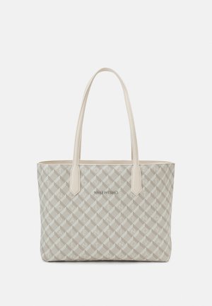 Jasnobeżowa torba typu tote Valentino z geometrycznym wzorem i podwójnymi paskami na ramię, z subtelnym logo umieszczonym na środku z przodu.