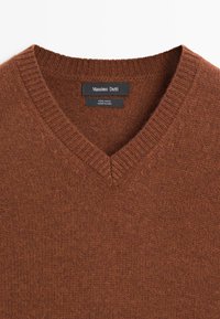 Bruine wollen V-hals trui met geribbelde kraag, gelabeld Massimo Dutti, 100% wol, gemaakt in China.